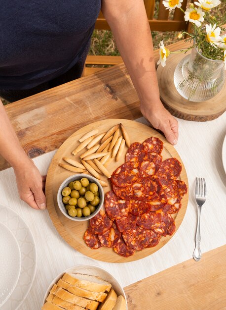 Délicieux chorizo tranché sur un assortiment d'assiettes