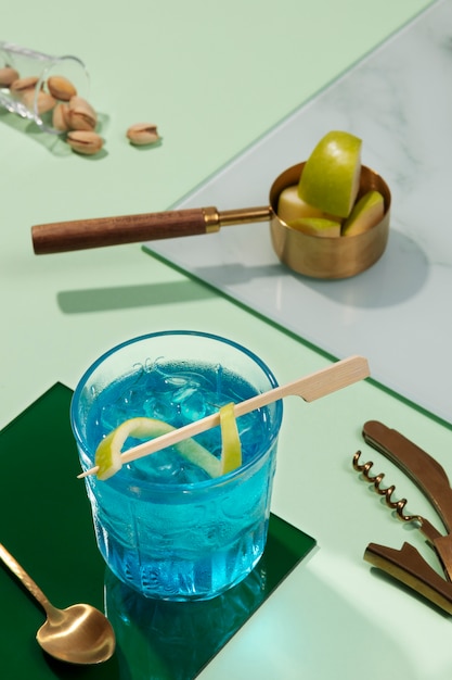 Délicieux cocktail de caipirinha à angle élevé