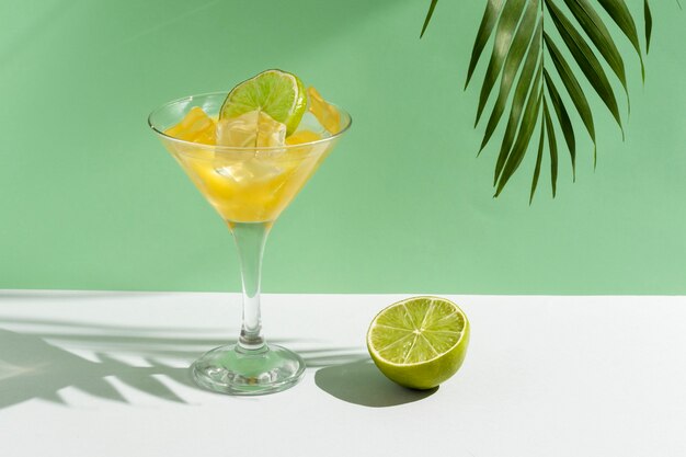 Délicieux cocktail de daiquiri à angle élevé au citron vert