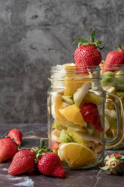 Délicieux cocktail de fruits prêt à être servi