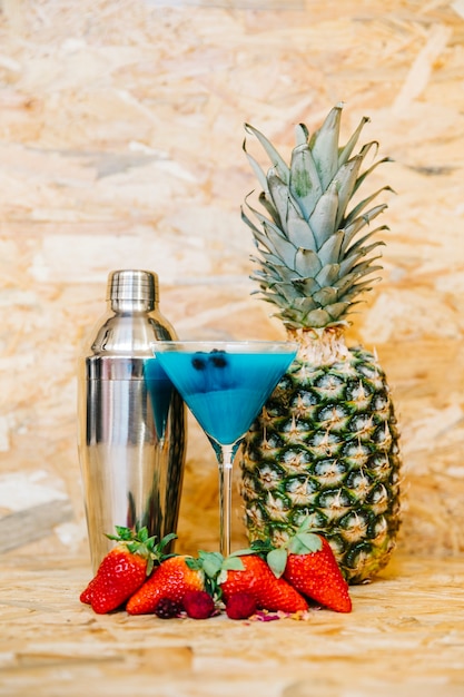 Photo gratuite délicieux cocktail et fruits tropicaux