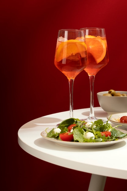 Photo gratuite délicieux cocktail italien avec fond réaliste