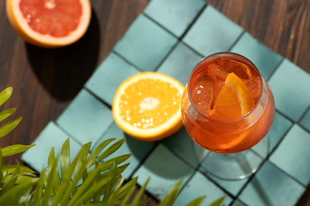 Délicieux cocktail italien avec fond réaliste