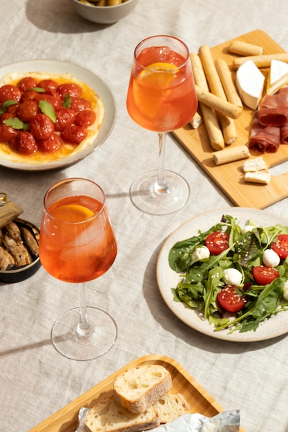 Photo gratuite délicieux cocktail italien avec fond réaliste