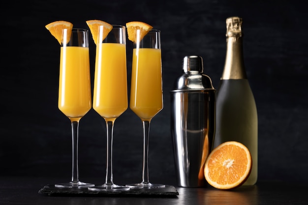 Délicieux cocktail de mimosa aux tranches d'orange