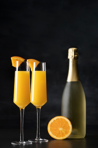 Délicieux cocktail mimosa avec fond sombre