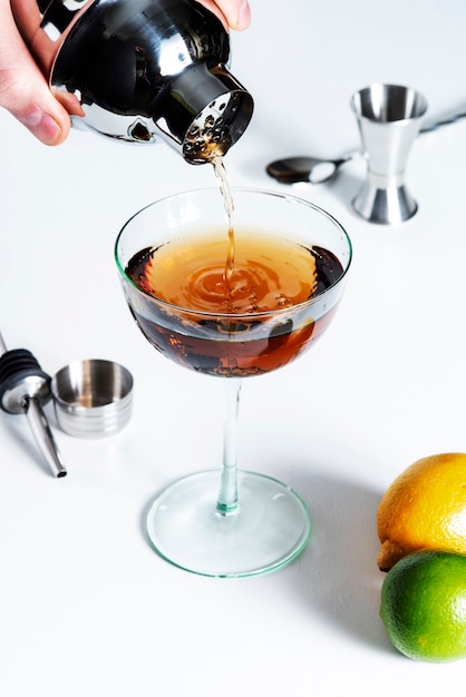 Délicieux cocktail de negroni à angle élevé