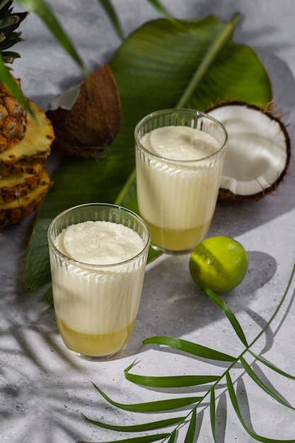 Photo gratuite délicieux cocktail pina colada à l'ananas