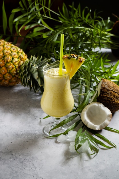 Photo gratuite délicieux cocktail pina colada avec des feuilles