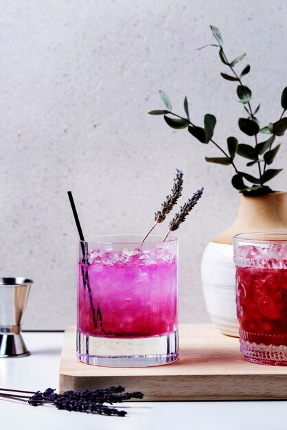 Délicieux cocktail rose à la lavande