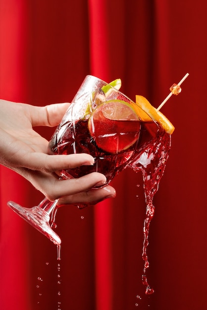 Délicieux cocktail de sangria tenu à la main