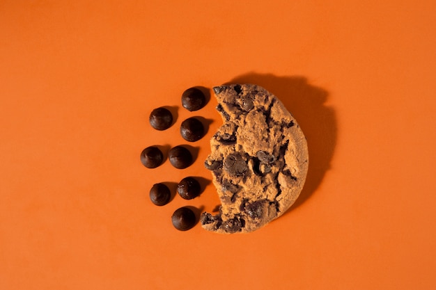 Délicieux cookie aux pépites de chocolat à plat