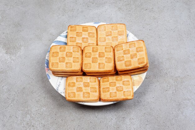 Délicieux cookies frais sur une assiette blanche. Photo de haute qualité