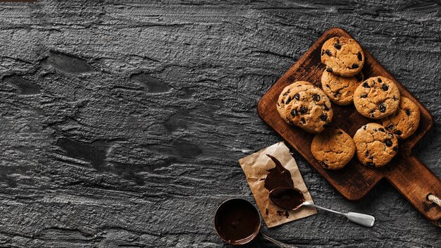 Délicieux cookies sur planche de bois avec du chocolat