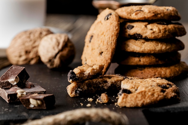 De délicieux cookies se bouchent sur la table