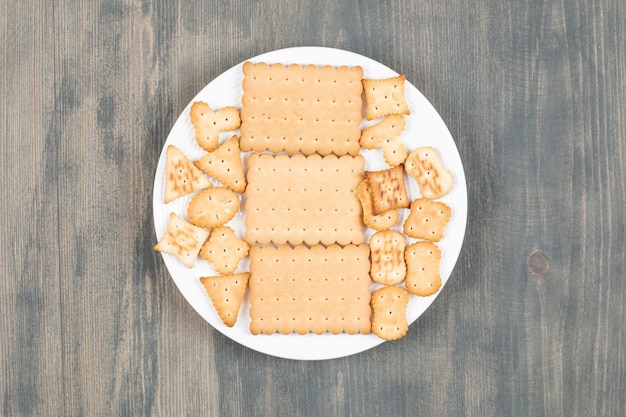 Délicieux craquelins frais sur une assiette blanche. Photo de haute qualité