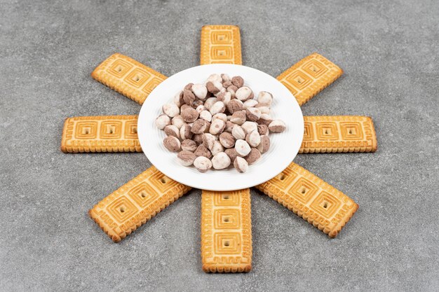 Délicieux craquelins frais avec des boules de chocolat sucré