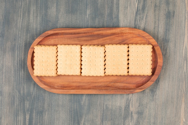Délicieux craquelins frais sur une planche de bois. Photo de haute qualité