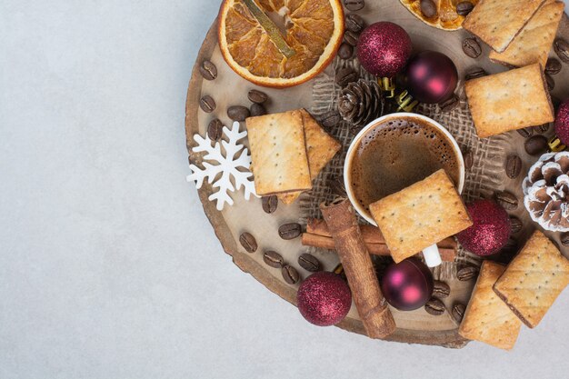 Délicieux craquelins et tasse de café sur une assiette en bois. Photo de haute qualité