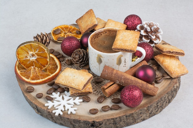 Délicieux craquelins et tasse de café sur une assiette en bois. Photo de haute qualité