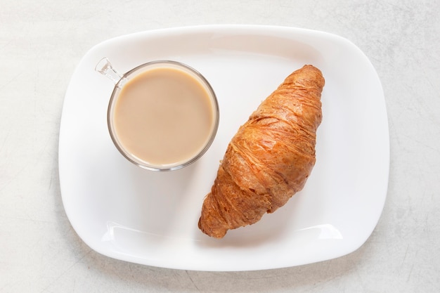 Photo gratuite délicieux croissant et café