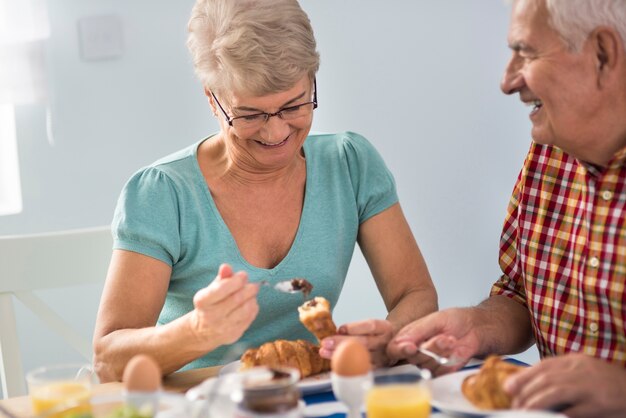 De délicieux croissants servis pour le petit déjeuner