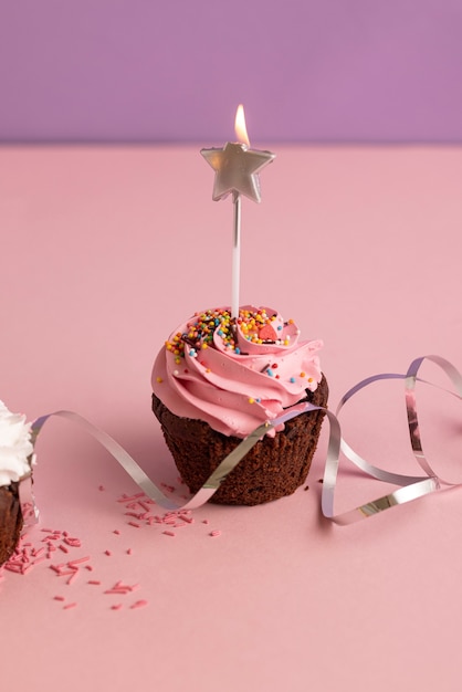 Délicieux cupcake coloré avec glaçage sur le dessus