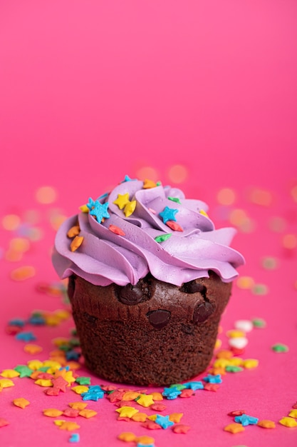 Photo gratuite délicieux cupcake coloré avec glaçage sur le dessus