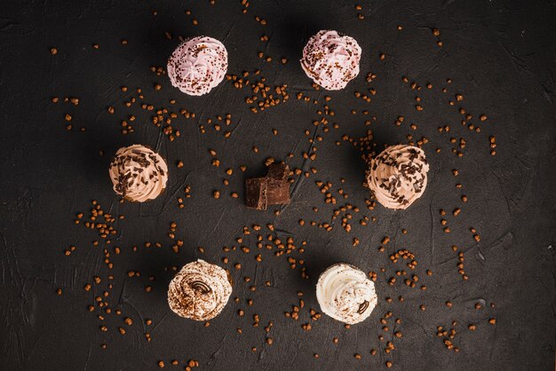 Délicieux cupcakes disposés en forme circulaire avec des pépites de chocolat