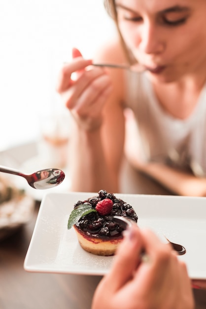 Photo gratuite délicieux dessert au restaurant