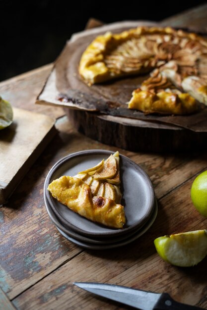 Délicieux dessert aux pommes à angle élevé