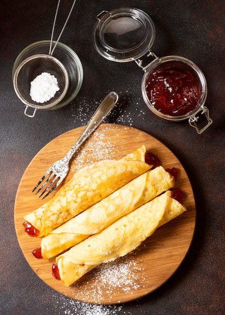 Photo gratuite délicieux dessert et confiture de crêpes d'hiver