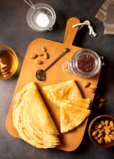 Photo gratuite délicieux dessert crêpe d'hiver sur une planche à découper vue de dessus