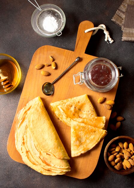 Délicieux dessert crêpe d'hiver sur une planche à découper vue de dessus