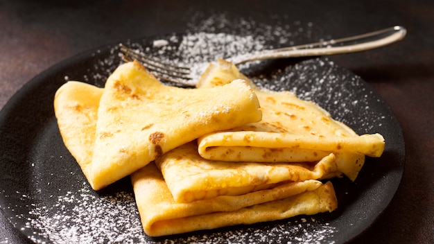 Photo gratuite délicieux dessert crêpe d'hiver en vue de la plaque