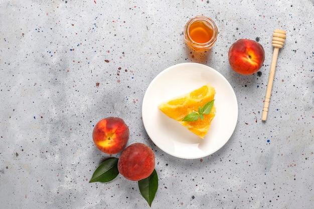 Délicieux dessert français fait maison tarte tatin aux pêches.