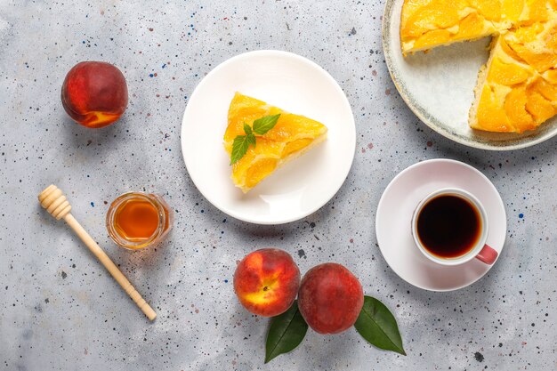 Délicieux dessert français fait maison tarte tatin aux pêches.