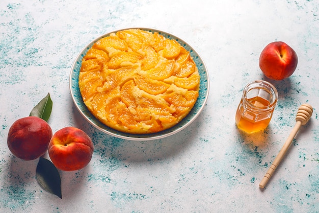 Délicieux dessert français fait maison tarte tatin aux pêches.