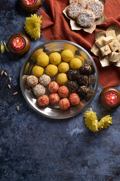 Délicieux dessert indien sur la vue de dessus de l'assiette