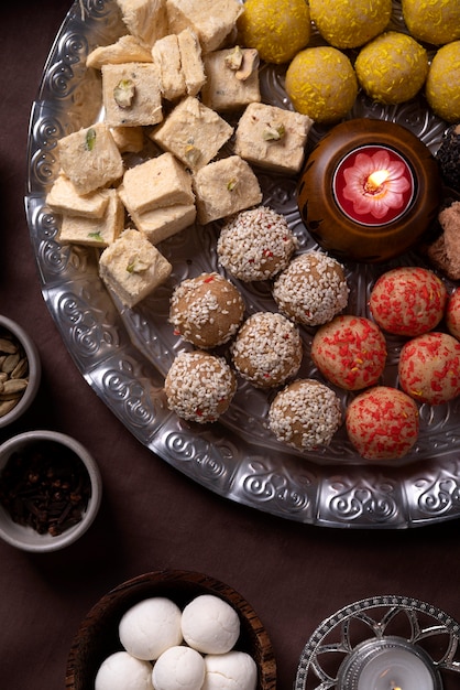 Délicieux dessert indien sur la vue de dessus de la plaque