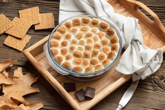 Délicieux dessert s'mores sur table