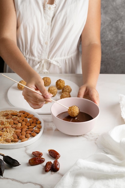 Délicieux dessert végétalien riche en protéines