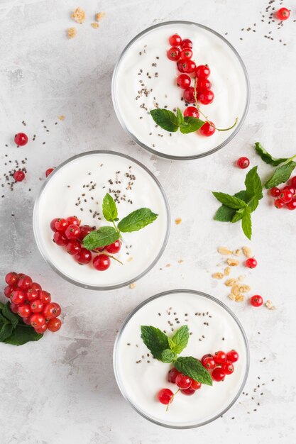 Délicieux dessert avec vue de dessus de fruits et de yaourt