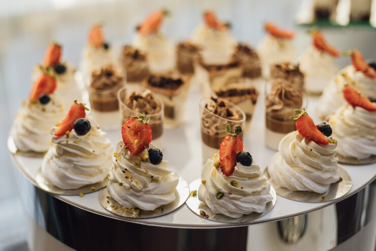 Photo gratuit de délicieux desserts crémeux décorés de tranches de fraise et de tiramisu
