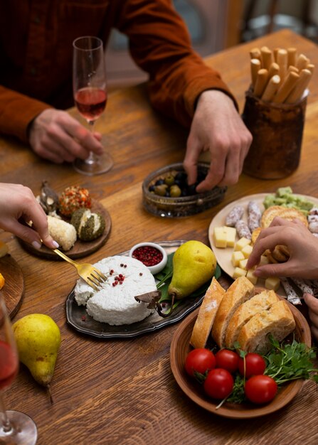 Délicieux fromage frais à angle élevé sur la table