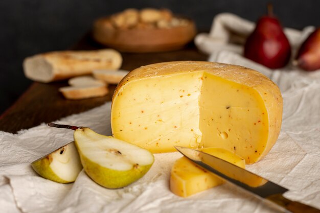 Délicieux fromage et fruits sur une table