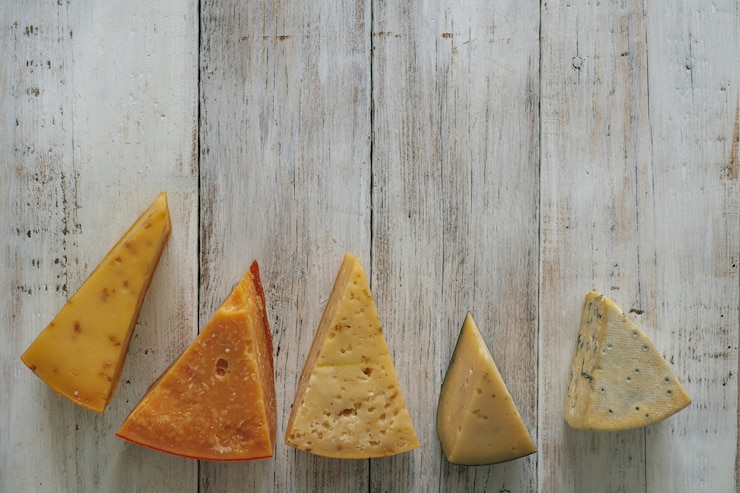 Photo gratuit un délicieux fromage sur la table.