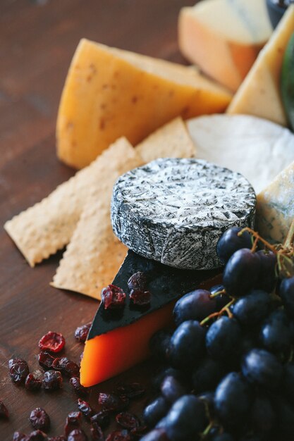 Délicieux fromage sur la table