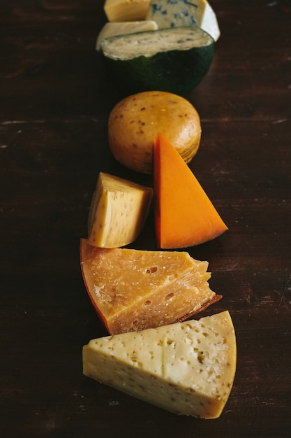 Délicieux fromage sur la table