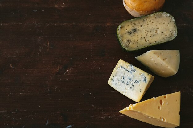 Délicieux fromage sur la table